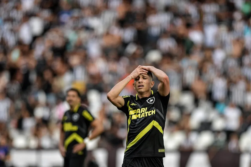 RJ – RIO DE JANEIRO – 18/02/2024 – CARIOCA 2024, BOTAFOGO X VASCO – Saravia jogador do Botafogo lamenta durante partida contra o Vasco no estadio Engenhao pelo campeonato Carioca 2024. Foto: Thiago Ribeiro/AGIF