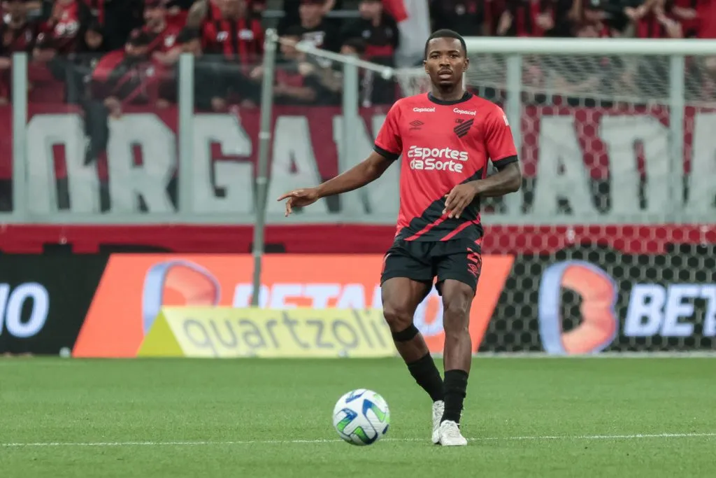 PR – CURITIBA – 02/09/2023 – BRASILEIRO A 2023, ATHLETICO-PR X ATLETICO-MG – Caca jogador do Athletico-PR durante partida contra o Atletico-MG no estadio Arena da Baixada pelo campeonato Brasileiro A 2023. Foto: Robson Mafra/AGIF