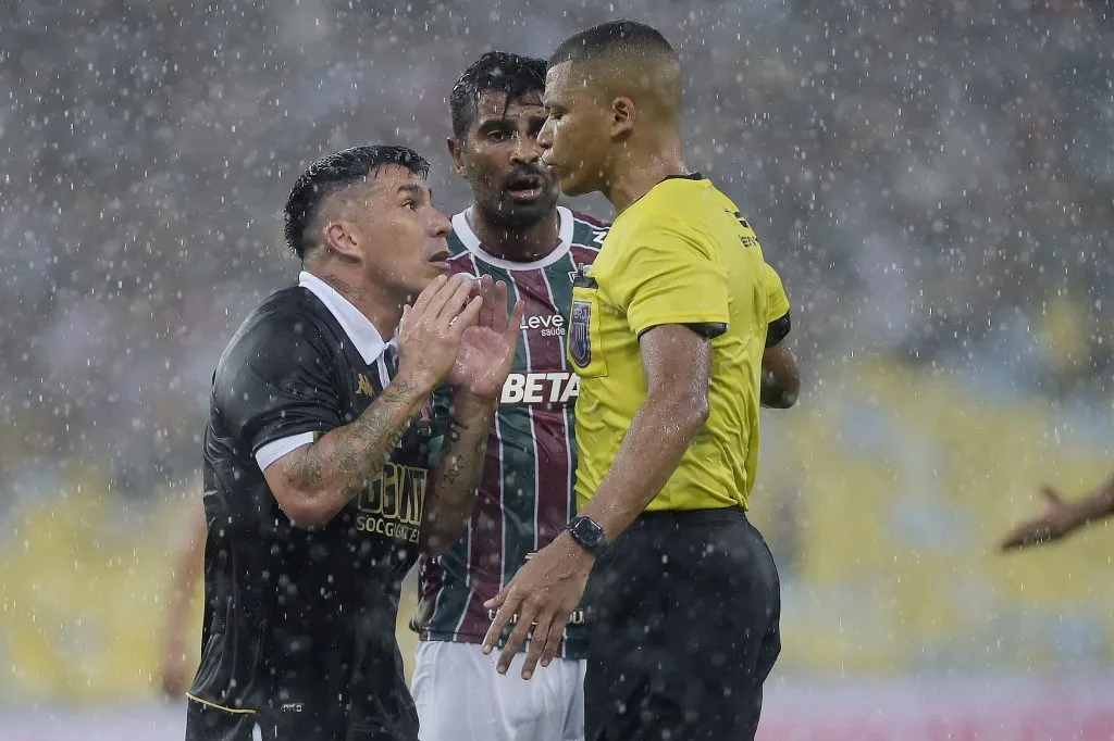 RJ – RIO DE JANEIRO – 14/02/2024 – CARIOCA 2024, FLUMINENSE X VASCO – O arbitro Bruno Mota Correia expulsa  Medel do Vasco durante partida entre Fluminense e Vasco no estadio Maracana pelo campeonato Carioca 2024.  Foto: Alexandre Loureiro/AGIF