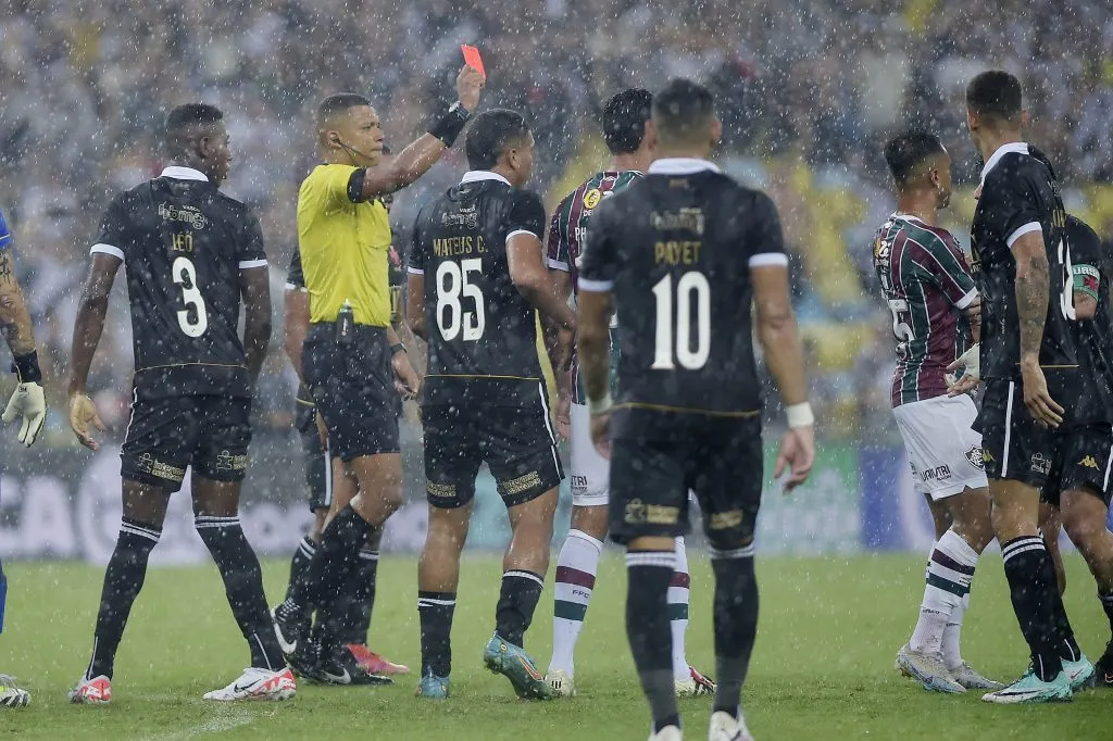 RJ – RIO DE JANEIRO – 14/02/2024 – CARIOCA 2024, FLUMINENSE X VASCO – O arbitro Bruno Mota Correia expulsa  Medel do Vasco durante partida entre Fluminense e Vasco no estadio Maracana pelo campeonato Carioca 2024.  Foto: Alexandre Loureiro/AGIF