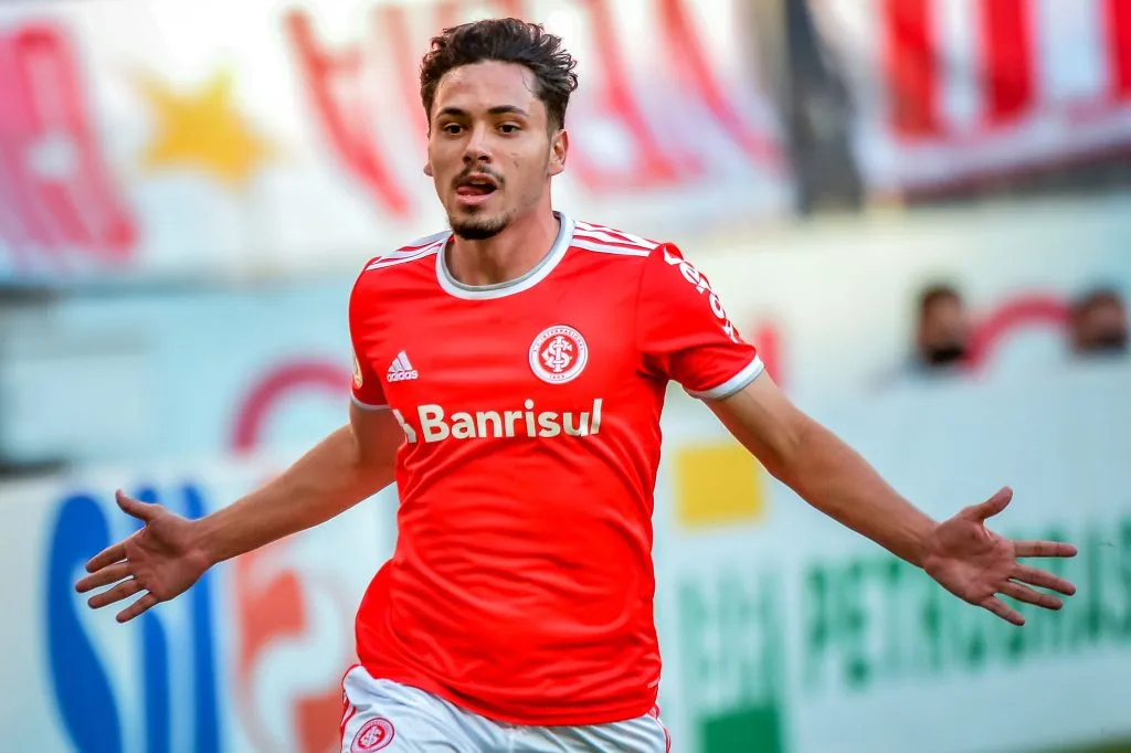 Meia em ação pelo Internacional (Photo by Silvio Avila/Getty Images)