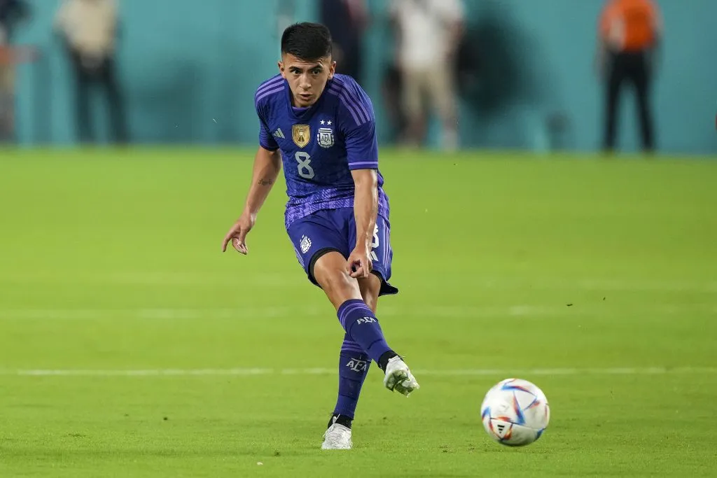 Meia jogando com a Argentina (Photo by Eric Espada/Getty Images)