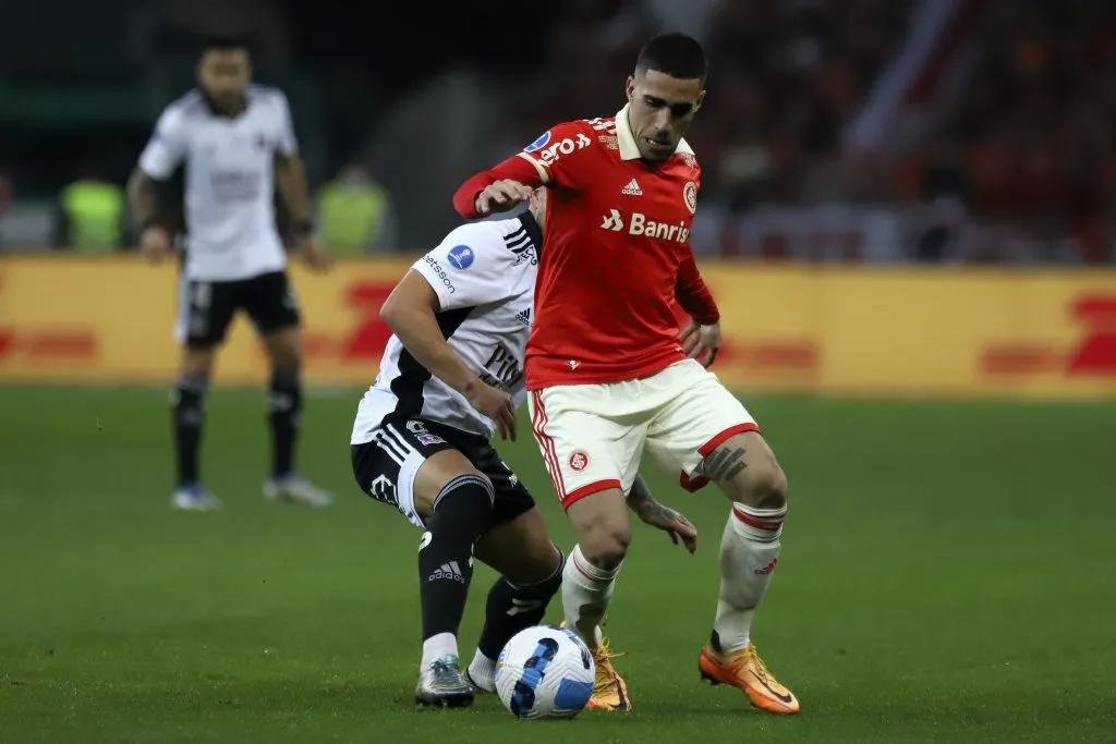 Gabriel contra o Colo-Colo. (Photo by Fernando Alves/Getty Images)