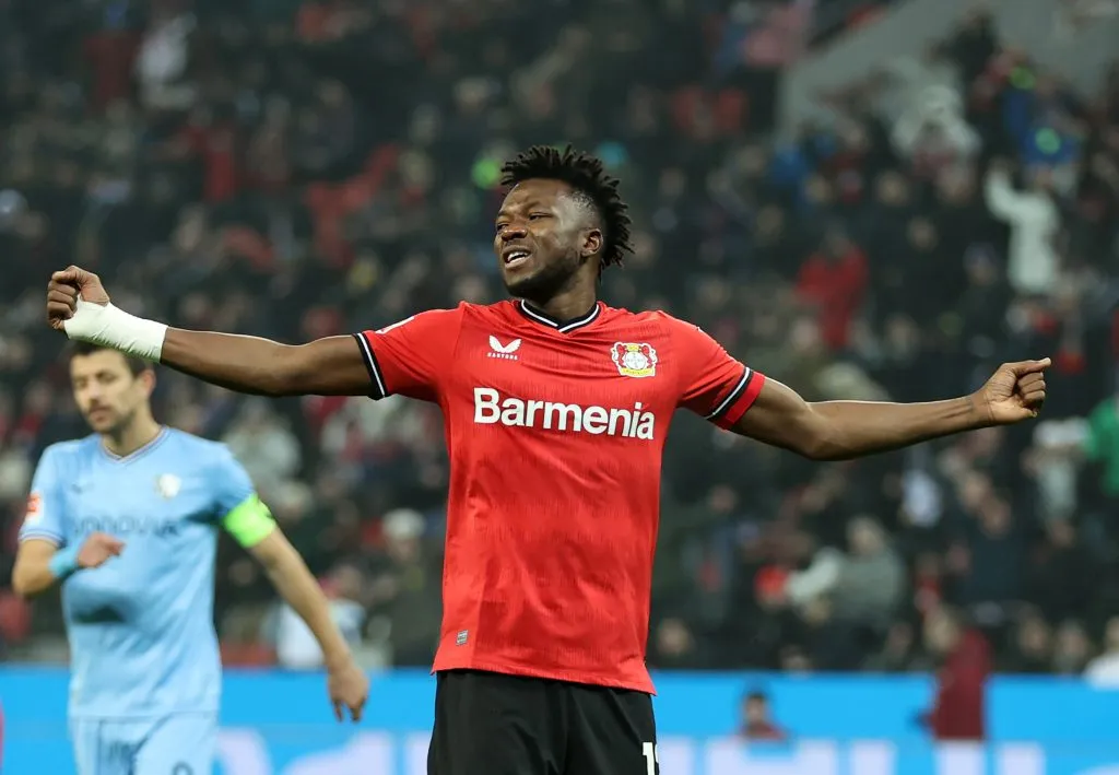 Tapsoba, zagueiro do Leverkusen. (Photo by Lars Baron/Getty Images)