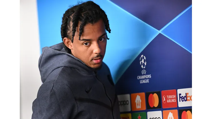 Koundé em jogo da Champions League. Foto: Stuart Franklin/Getty Images