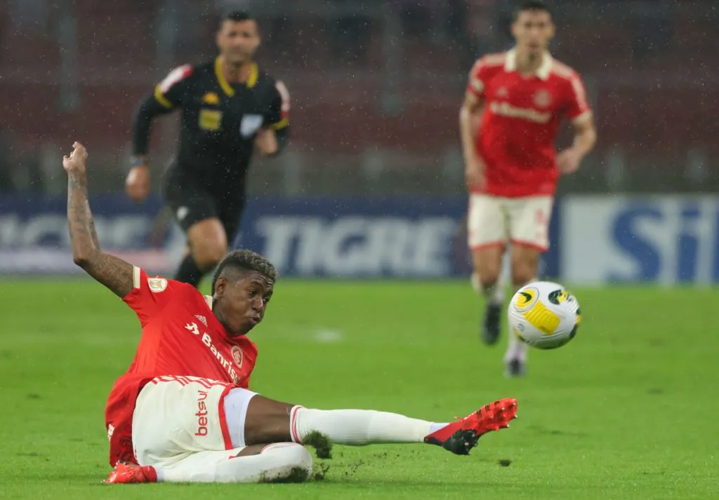 Vitão em ação pelo Internacional. (Photo by Silvio Avila/Getty Images)