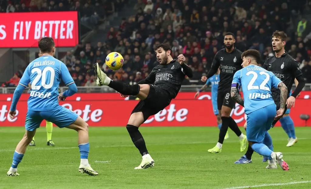 Theo Hernández enfrenta Giovanni Di Lorenzo e Piotr Zielinski, do Napoli, no San Siro (Foto: Marco Luzzani/Getty Images)
