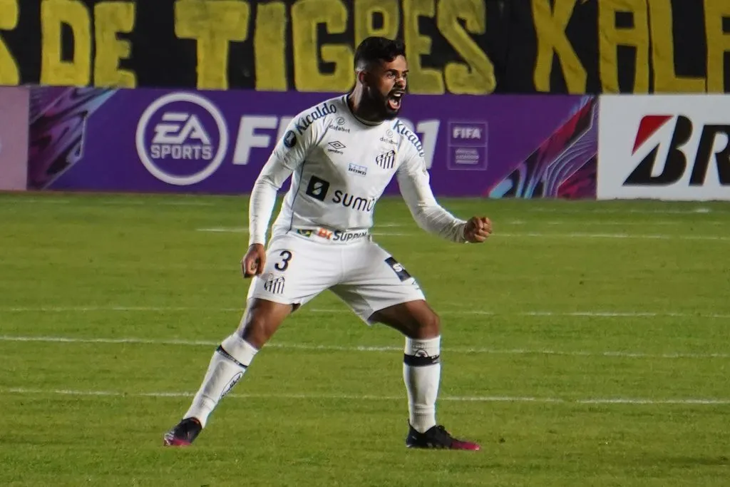 Felipe Jonatan em ação pelo Santos (Photo by Javier Mamani/Getty Images)
