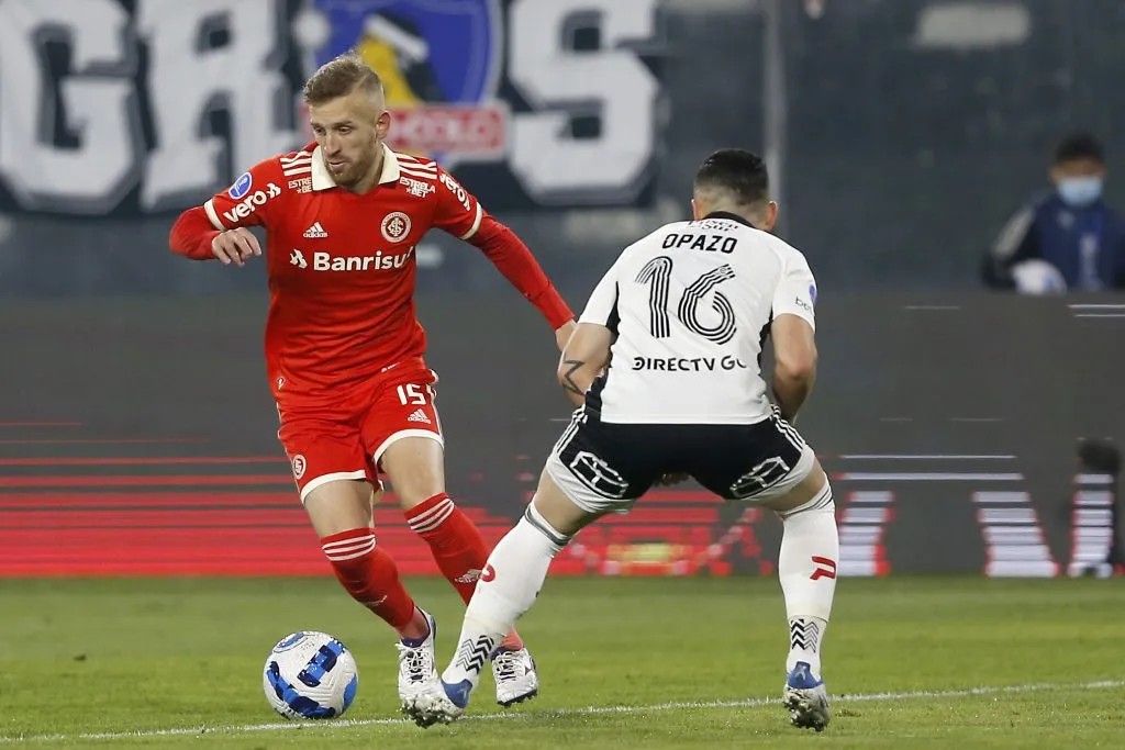 Pedro Henrique em ação contra o Colo-Colo. (Photo by Marcelo Hernandez/Getty Images)