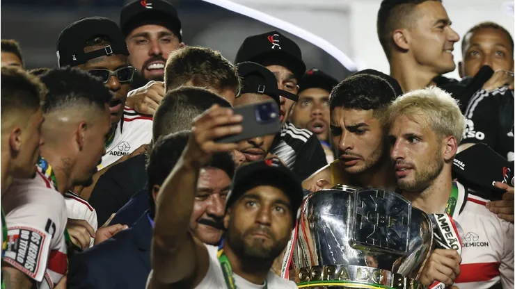 Titular do São Paulo decide deixar o clube e acerta com o Internacional. (Photo by Ricardo Moreira/Getty Images)