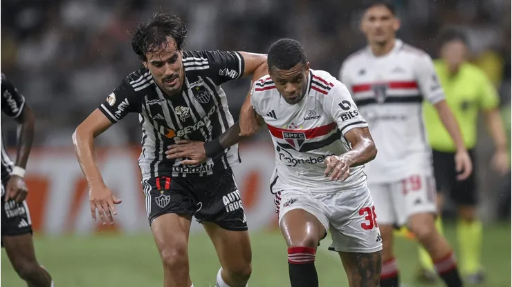 Igor Gomes(L) of Atletico MG and Caio Paulista (R) of Sao Paulo (Photo by João Guilherme/Getty Images)