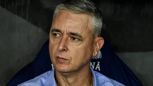 Tiago Nunes técnico do Botafogo durante partida contra o Flamengo no estádio Maracanã pelo campeonato Carioca 2024. Foto: Thiago Ribeiro/AGIF