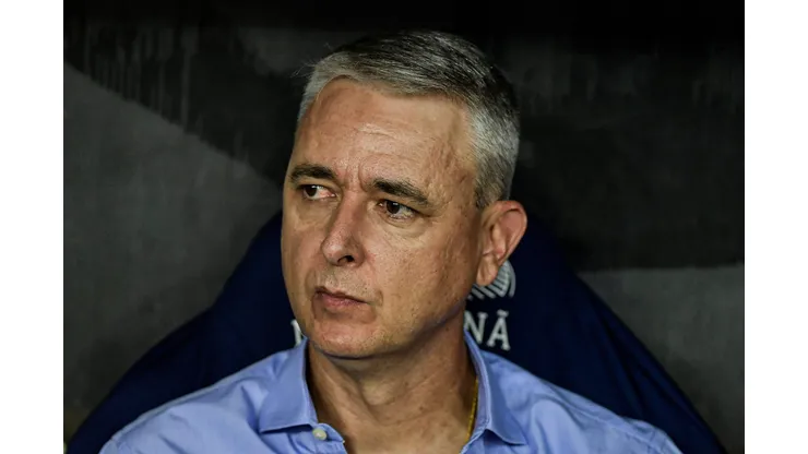 Tiago Nunes técnico do Botafogo durante partida contra o Flamengo no estádio Maracanã pelo campeonato Carioca 2024. Foto: Thiago Ribeiro/AGIF