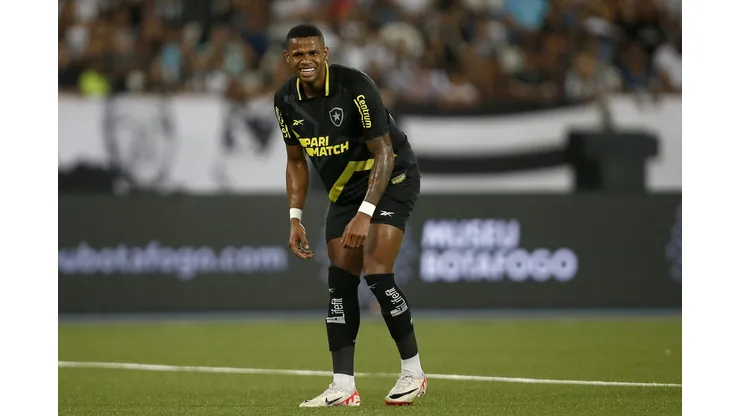 RIO DE JANEIRO, BRAZIL - DECEMBER 3: Junior Santos of Botafogo reacts during the match between Botafogo and Cruzeiro as part of Brasileirao 2023 at Estadio Olimpico Nilton Santos on December 3, 2023 in Rio de Janeiro, Brazil. (Photo by Wagner Meier/Getty Images)