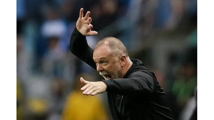 PORTO ALEGRE, BRAZIL - NOVEMBER 12: Mano Menezes head coach of Corinthians during the match between Gremio and Corinthians as part of Brasileirao 2023 at Arena do Gremio Stadium on November 12, 2023 in Porto Alegre, Brazil. (Photo by Pedro H. Tesch/Getty Images)
