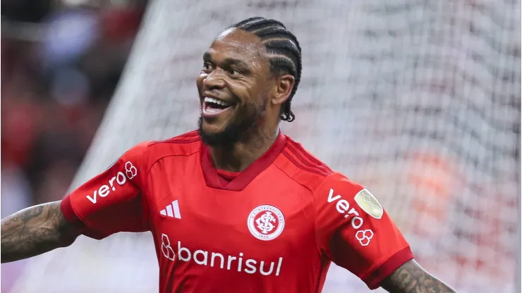 Luiz Adriano prepara saída do Internacional e encaminha acordo com rubro-negro do Brasileirão. (Photo by Fernando Alves/Getty Images)