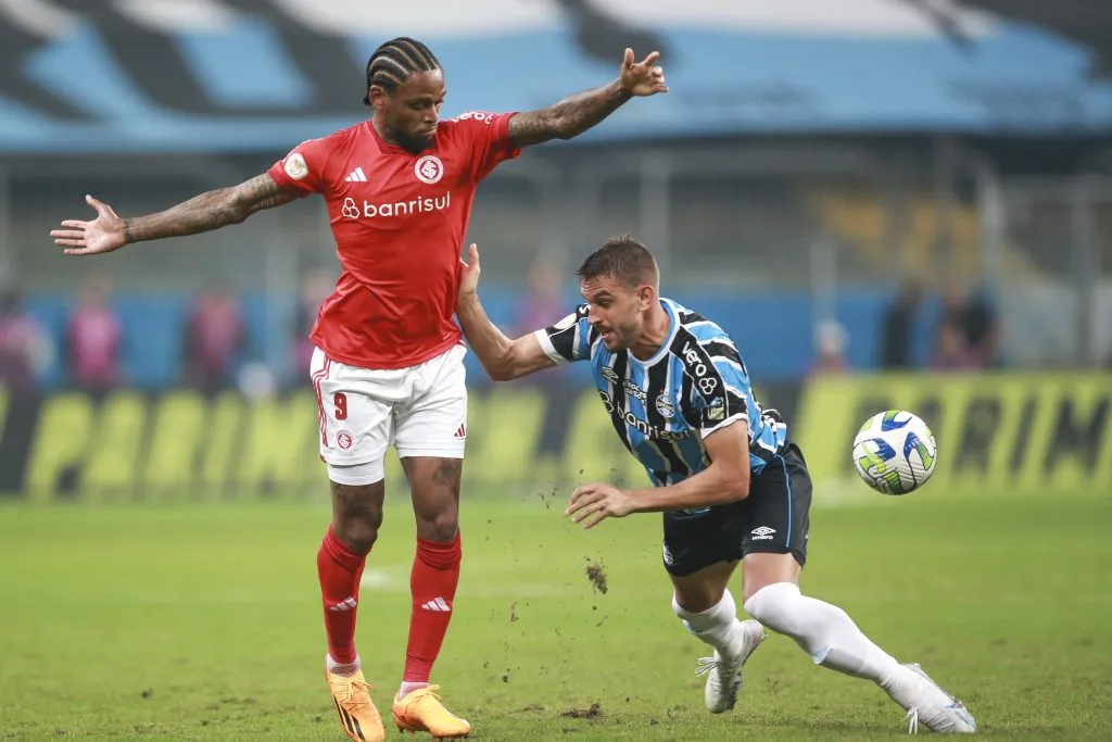 Luiz Adriano contra o Grêmio. (Photo by Fernando Alves/Getty Images)