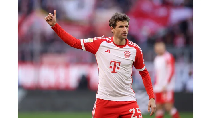 Thomas Müller em campo pelo Bayern, vice-líder da Bundesliga (Foto: Alexander Hassenstein/Getty Images)