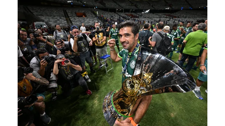 BELO HORIZONTE, BRAZIL - DECEMBER 06: Abel Ferreira coach of Palmeiras celebrates with the champion trophy after winning the match between Cruzeiro and Palmeiras as part of Brasileirao 2023 at Mineirao Stadium on December 06, 2023 in Belo Horizonte, Brazil. (Photo by Pedro Vilela/Getty Images)