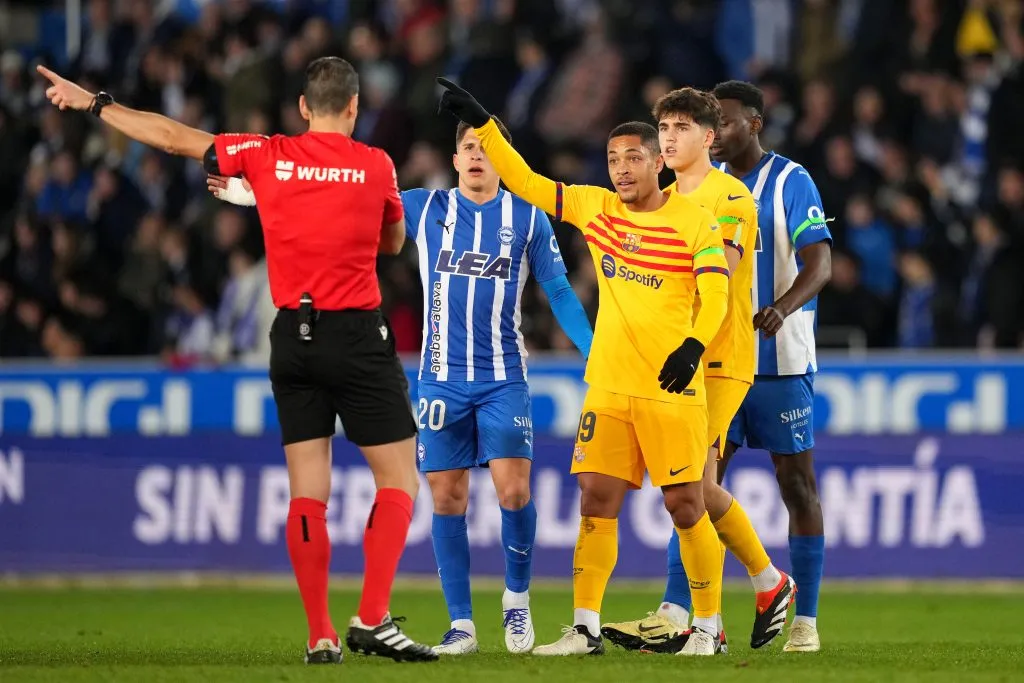 Vitor Roque foi expulso na última rodada do Espanhol, pelo Barcelona, em partida diante do Alavés (Foto: Juan Manuel Serrano Arce/Getty Images)