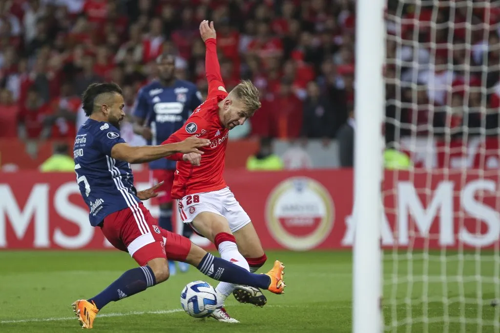 Pedro Henrique contra o Independiente Medellín. (Photo by Fernando Alves/Getty Images)