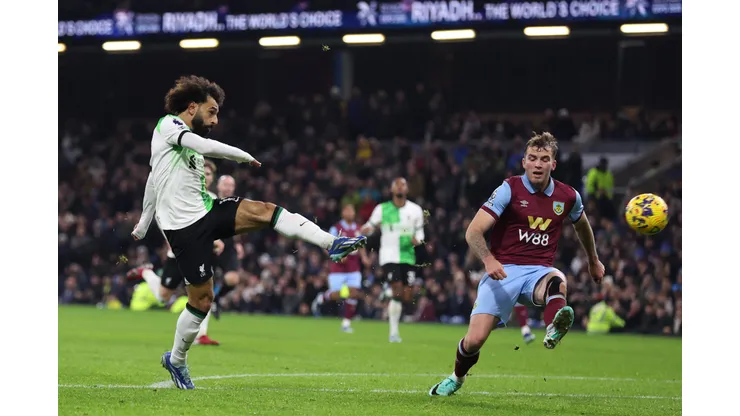 Salah em campo contra o Burnley, no Turf Moor, em dezembro de 2023, pela Premier League (Foto: Jan Kruger/Getty Images)