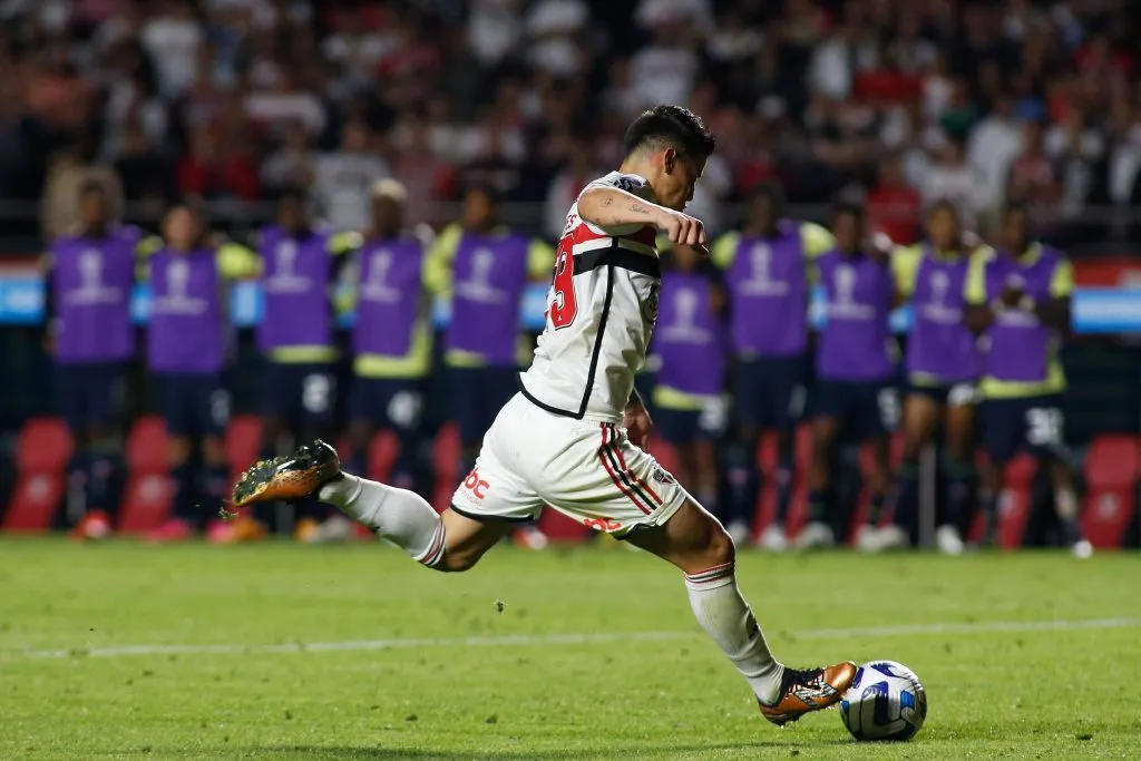 Meia no duelo diante da LDU (Photo by Miguel Schincariol/Getty Images)