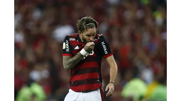 RIO DE JANEIRO, BRAZIL - OCTOBER 19: Léo Pereira of Flamengo celebrates after scoring his penalty in the shootout after the second leg match of the final of Copa do Brasil 2022 between Flamengo and Corinthians at Maracana Stadium on October 19, 2022 in Rio de Janeiro, Brazil. (Photo by Wagner Meier/Getty Images)
