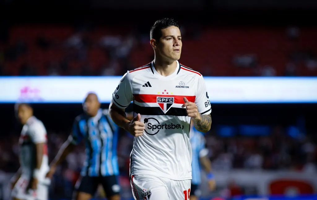 SP – SAO PAULO – 21/10/2023 – BRASILEIRO A 2023, SAO PAULO X GREMIO – James Rodriguez jogador do Sao Paulo disputa lance com  jogador do Gremio durante partida no estadio Morumbi pelo campeonato Brasileiro A 2023. Foto: Fabio Giannelli/AGIF