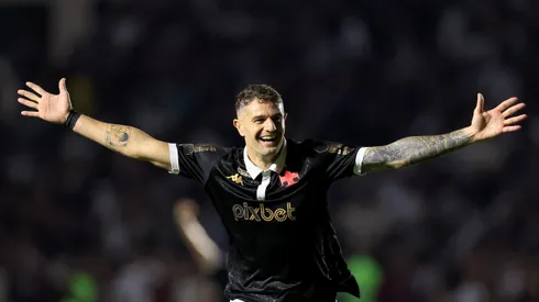 RIO DE JANEIRO, BRAZIL - SEPTEMBER 21: Vegetti of Vasco celebrates after scoring the third goal of their team during the match between Vasco Da Gama and Coritiba as part of Brasileirao 2023 at Sao Januario Stadium on September 21, 2023 in Rio de Janeiro, Brazil. (Photo by Buda Mendes/Getty Images)