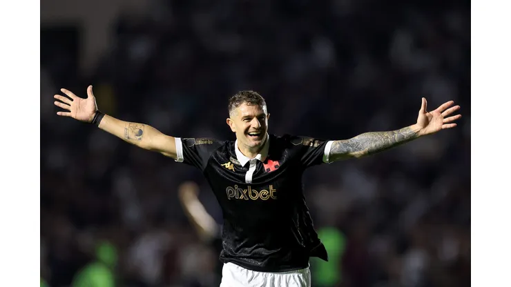 RIO DE JANEIRO, BRAZIL - SEPTEMBER 21: Vegetti of Vasco celebrates after scoring the third goal of their team during the match between Vasco Da Gama and Coritiba as part of Brasileirao 2023 at Sao Januario Stadium on September 21, 2023 in Rio de Janeiro, Brazil. (Photo by Buda Mendes/Getty Images)