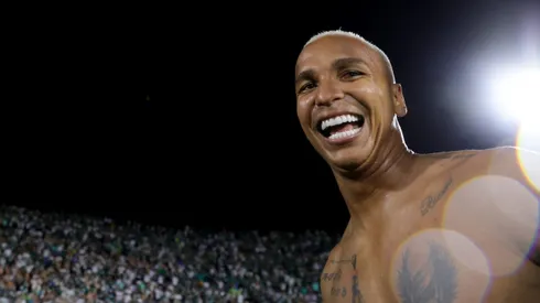 MONTEVIDEO, URUGUAY - NOVEMBER 27: Deyverson of Palmeiras celebrates with fans after the final match of Copa CONMEBOL Libertadores 2021 between Palmeiras and Flamengo at Centenario Stadium on November 27, 2021 in Montevideo, Uruguay. Palmeiras defeated Flamengo by 2-1 in extra time. (Photo by Buda Mendes/Getty Images)