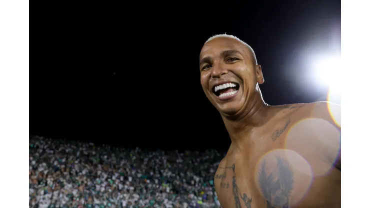 MONTEVIDEO, URUGUAY - NOVEMBER 27: Deyverson of Palmeiras celebrates with fans after the final match of Copa CONMEBOL Libertadores 2021 between Palmeiras and Flamengo at Centenario Stadium on November 27, 2021 in Montevideo, Uruguay. Palmeiras defeated Flamengo by 2-1 in extra time. (Photo by Buda Mendes/Getty Images)