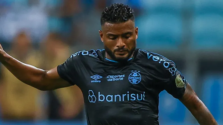 Reinaldo: experiente lateral elogiou jovem do Grêmio (Foto: Lucas Uebel/Grêmio/Divulgação)