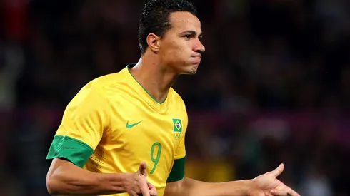 Opinião: Leandro Damião chega ao Coritiba como a grande esperança de gols. (Photo by Stanley Chou/Getty Images)