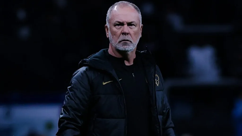 Corinthians surpreende e fecha com técnico europeu para vaga de Mano, afirma jornalista. Foto: Fabio Giannelli/AGIF