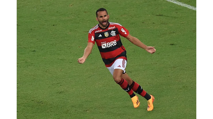 RIO DE JANEIRO, BRAZIL - APRIL 26: Thiago Maia of Flamengo celebrates after scoring the first goal of his team during the match between Flamengo and Maringa F.C. as part of Copa Do Brasil 2023 at Maracana Stadium on April 26, 2023 in Rio de Janeiro, Brazil. (Photo by Buda Mendes/Getty Images)
