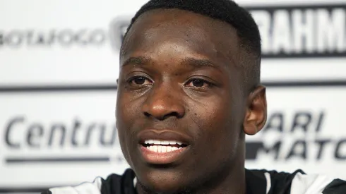 Luiz Henrique foi apresentado no Botafogo (Foto: Vitor Silva/Botafogo/Divulgação)