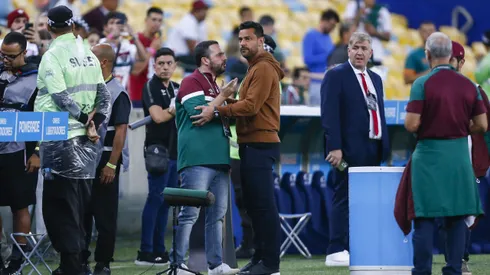 RIO DE JANEIRO, BRAZIL - AUGUST 08: Former player Fred (R) talks to president of Fluminense Mario Bittencourt (L) prior the Copa CONMEBOL Libertadores round of 16 second leg match between Fluminense and Argentinos Juniors at Maracana Stadium on August 08, 2023 in Rio de Janeiro, Brazil. (Photo by Wagner Meier/Getty Images)