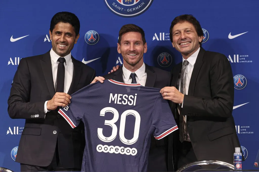 Leonardo apresentando Messi no PSG. (Photo by Sebastien Muylaert/Getty Images)