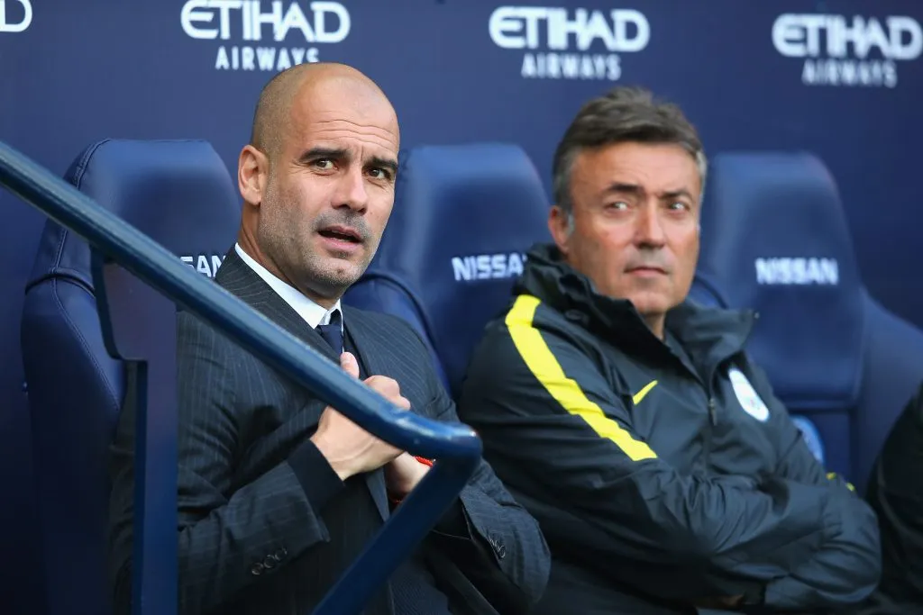 Domènec Torrent como auxiliar de Guardiola. (Photo by Alex Livesey/Getty Images)