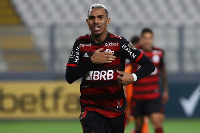Lateral em ação pelo Flamengo (Photo by Leonardo Fernandez/Getty Images)