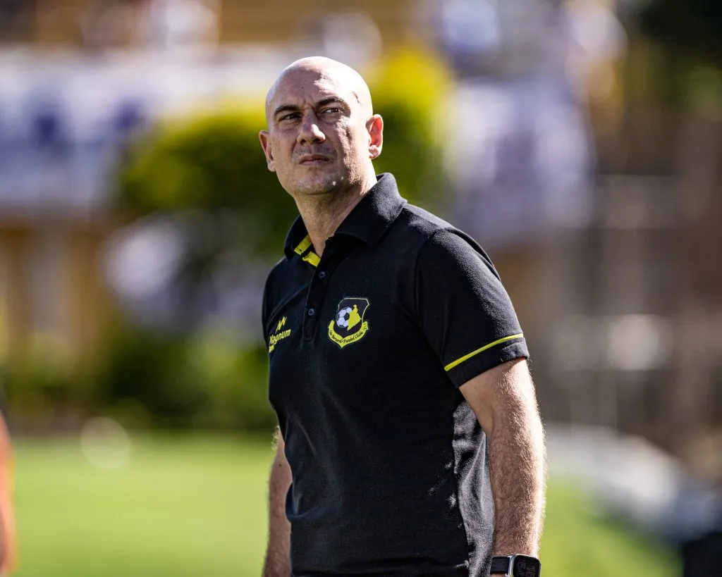 Técnico no duelo diante do Água Santa. Foto: Abner Dourado/AGIF