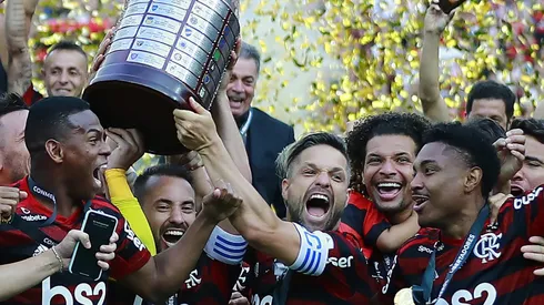 Os times do futebol brasileiro com mais títulos conquistados. (Photo by Daniel Apuy/Getty Images)