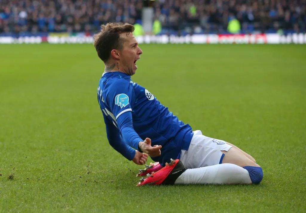 Bernard celebrando gol pelo Everton. (Photo by Alex Livesey/Getty Images)