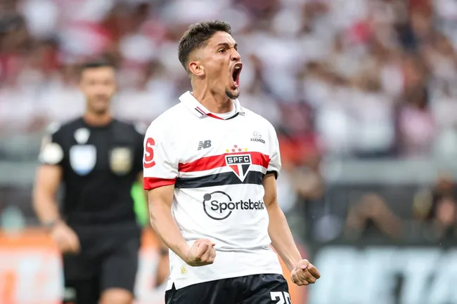 Pablo Maia jogador do São Paulo comemora gol marcado de pênalti em decisão durante partida contra o Palmeiras no estádio Mineirão pelo campeonato Supercopa 2024. Foto: Gilson Lobo/AGIF