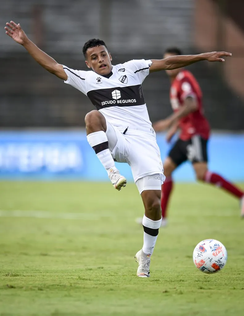 Atacante nos tempos de futebol argentino (Photo by Marcelo Endelli/Getty Images)