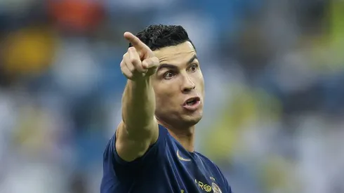 Cristiano Ronaldo recebe informação de última hora no Al Nassr. Foto: Yasser Bakhsh/Getty Images