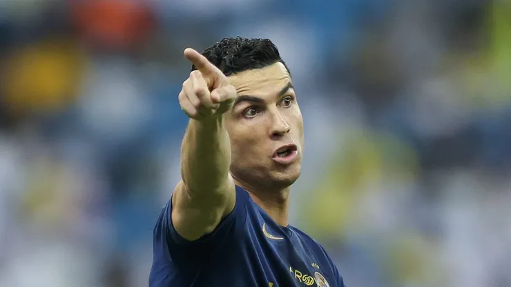 Cristiano Ronaldo recebe informação de última hora no Al Nassr. Foto: Yasser Bakhsh/Getty Images