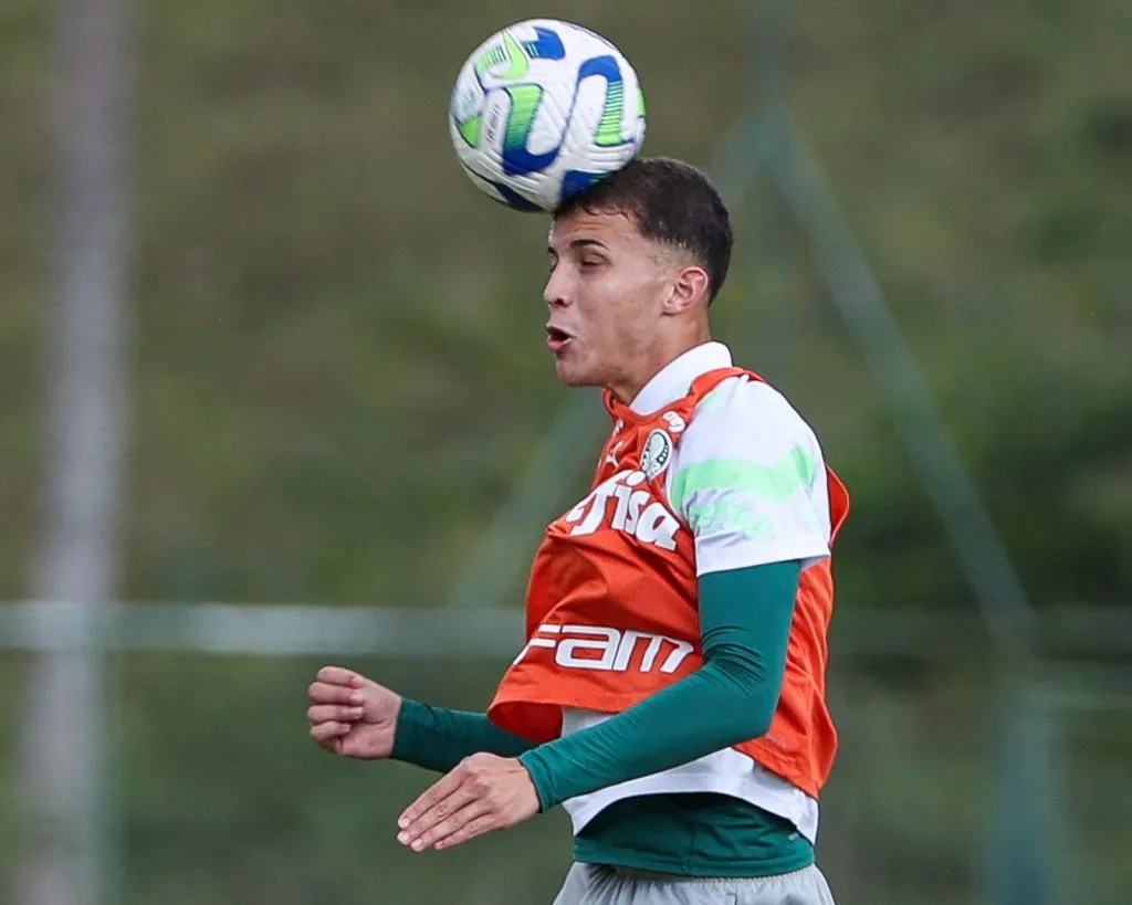 Os atletas Sub-20, durante treinamento no CT João Havelange, em Volta Redonda-RJ. Na foto: Léo, volante (Foto: Fabio Menotti/Site Oficial)